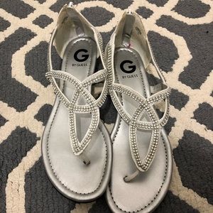 GUESS WHITE/SILVER SANDALS SIZE 9